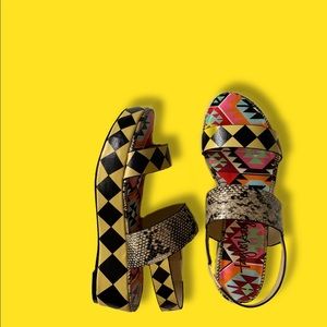 Taylor Says flatform sandals